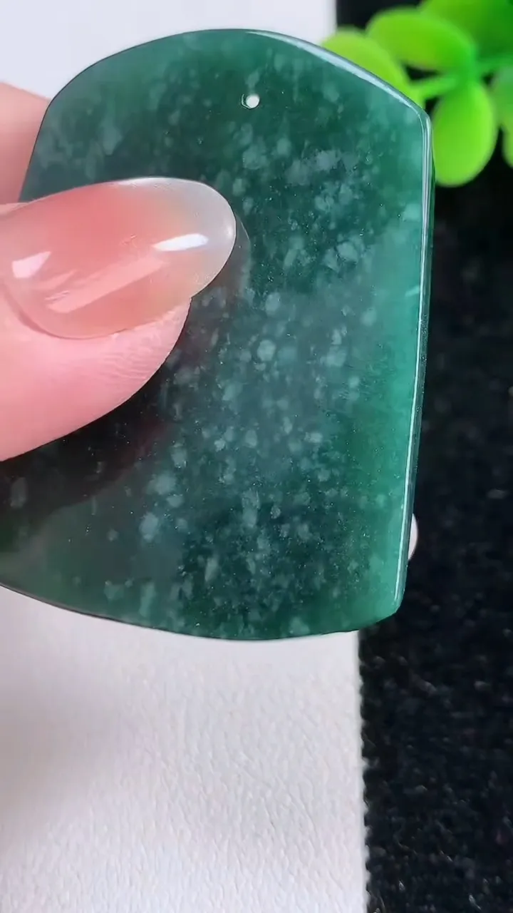 天然A货翡翠生肖鸡吊坠，尺寸48.6-38.2-8.5，重:28.96g
12月14日