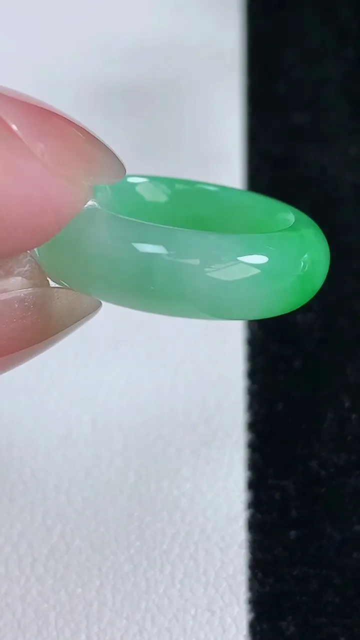 天然A货翡翠指环戒指，尺寸15.3-5.8-3.6，重量:3.93g2025年12月14日
工厂直销收藏佳品,种好水足，色泽均匀，有种有色，上手高大气！