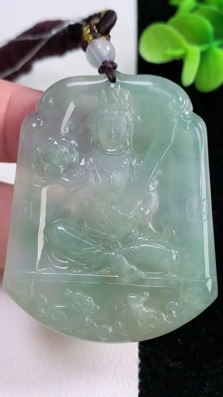 天然A货翡翠虚空藏菩萨吊坠，尺寸52-41-4.8，重量:29.48g
12月14日