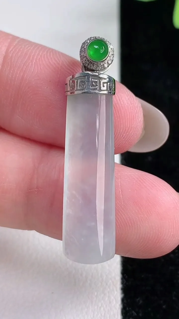 天然A货翡翠种白冰无事牌吊坠，尺寸30.4-8.5-3.8，重量:3.35g
12月14日