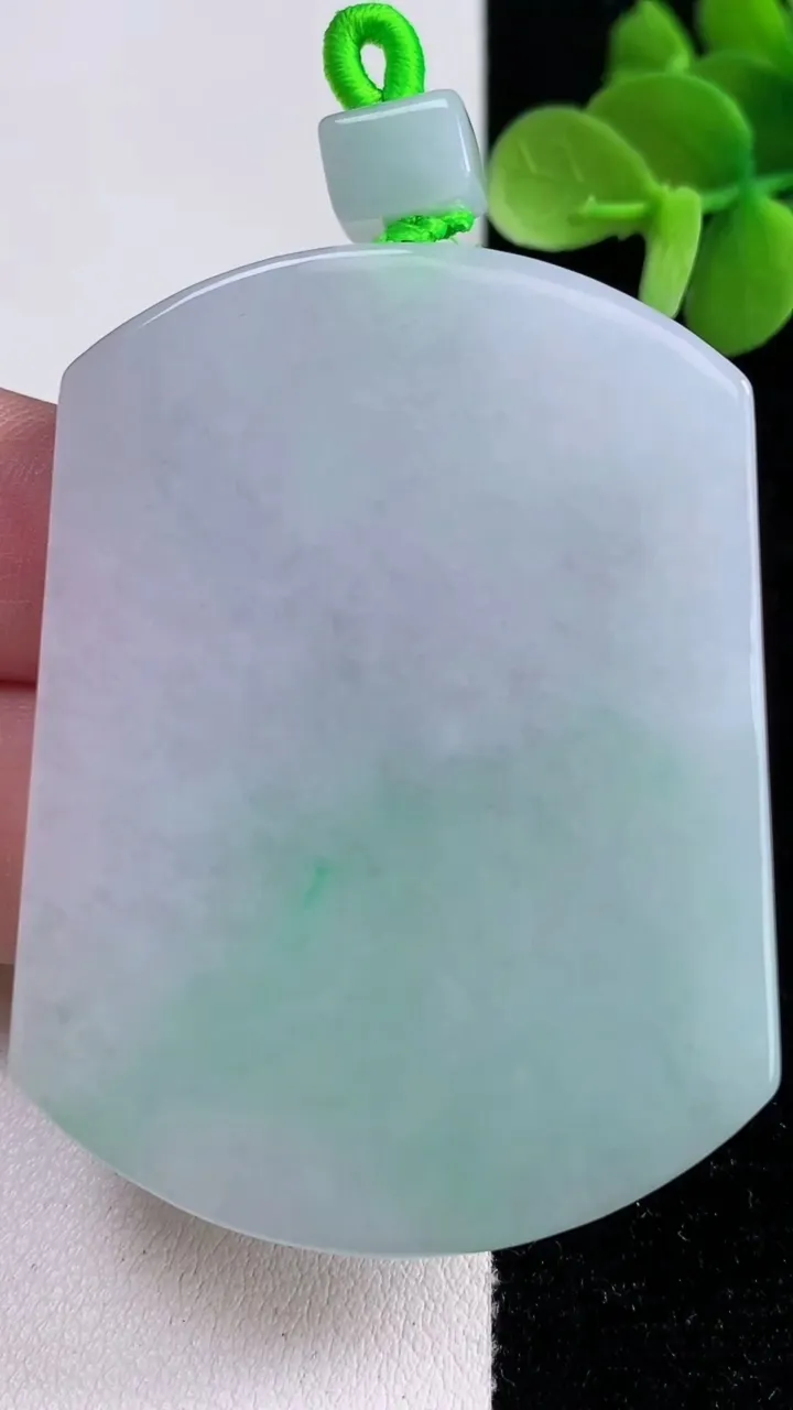 天然A货翡翠无事牌吊坠，尺寸54.5-41.5-5.2，重量:38.33g
12月14日