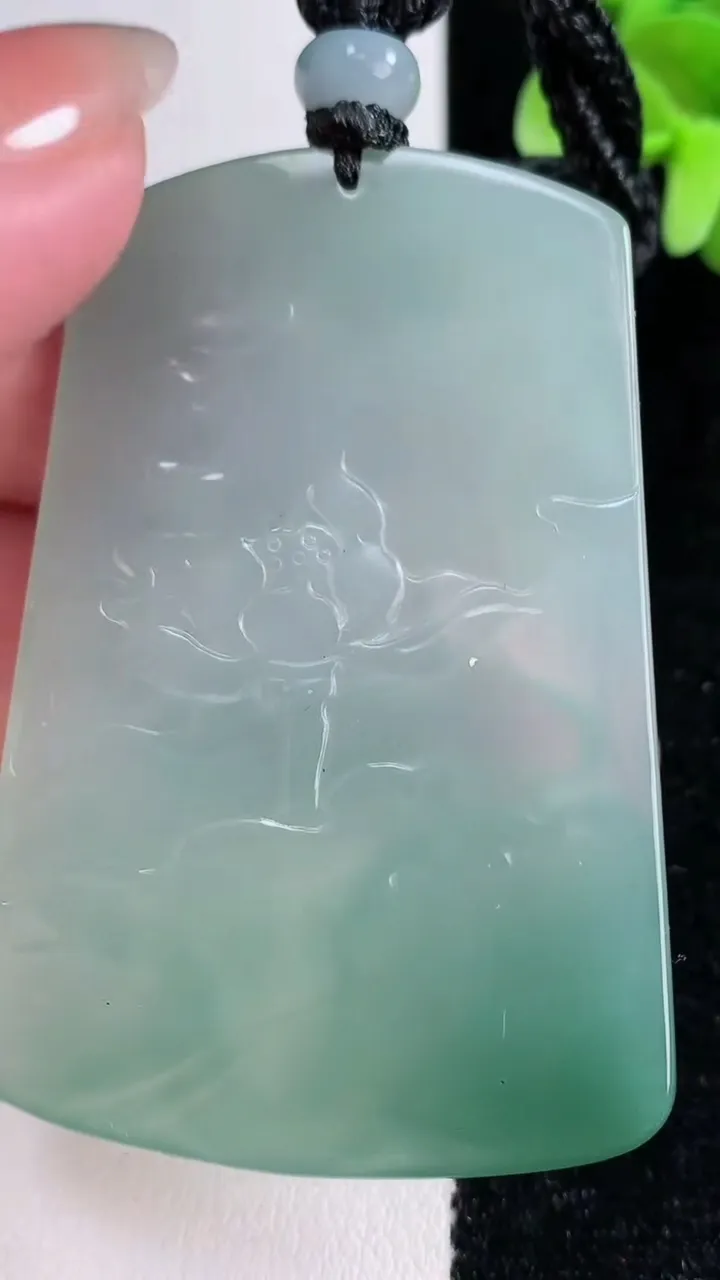 天然A货翡翠普贤菩萨吊坠，尺寸60-41.3-4.8，重量:34.13g
12月14日