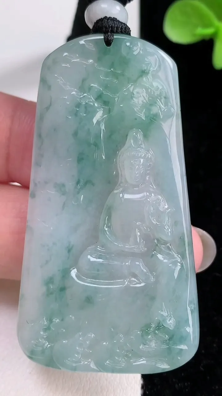 天然A货翡翠冰种飘花山水观音菩萨吊坠，尺寸58.6-32.7-5.2，重量:28.30g
12月14日