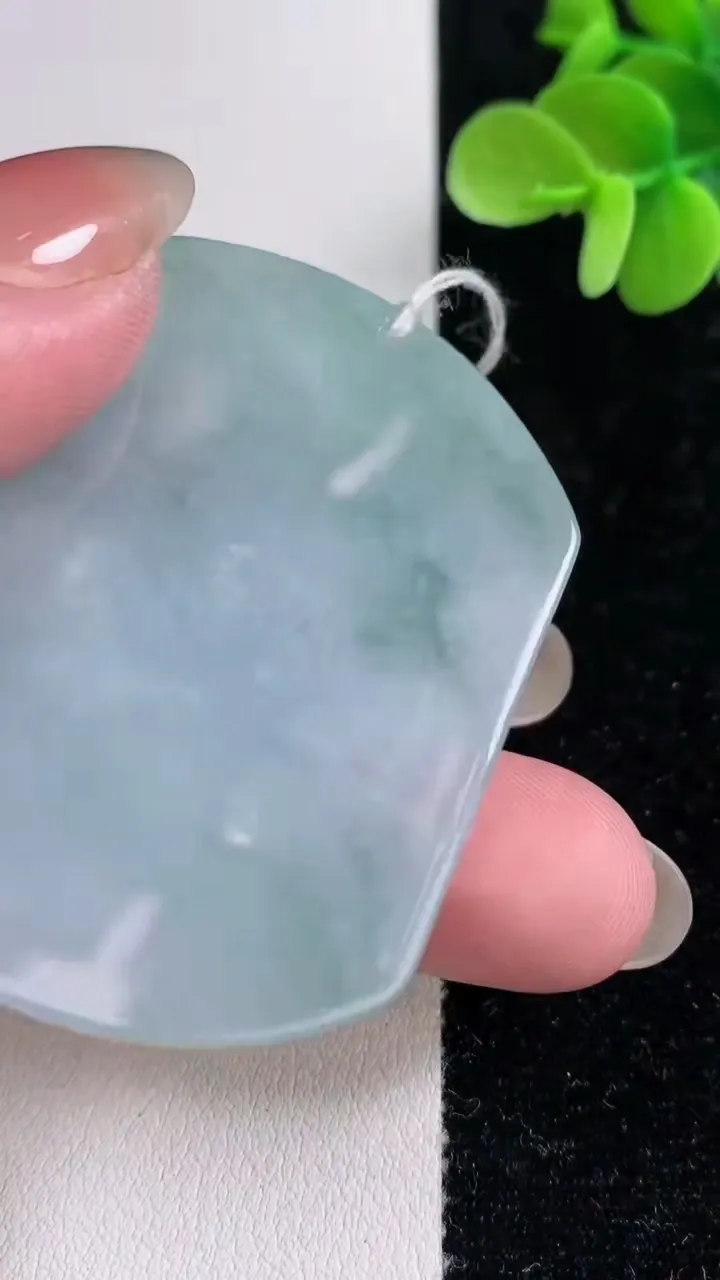 天然A货翡翠飘花生肖马吊坠，尺寸53.7-44.5-5.4，重量:30.10g
12月14日