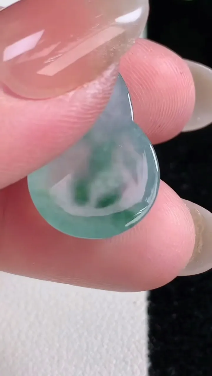 天然A货翡翠种飘花葫芦吊坠，尺寸23.2-15-5.2，重量:3.28g
12月14日