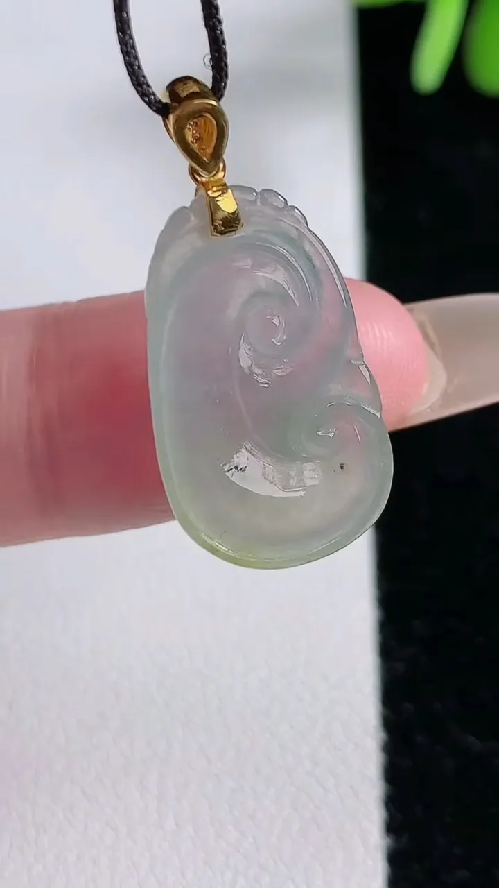 天然A货翡翠如意吊坠，尺寸22-13.3-4.5，重:2.53g
12月14日