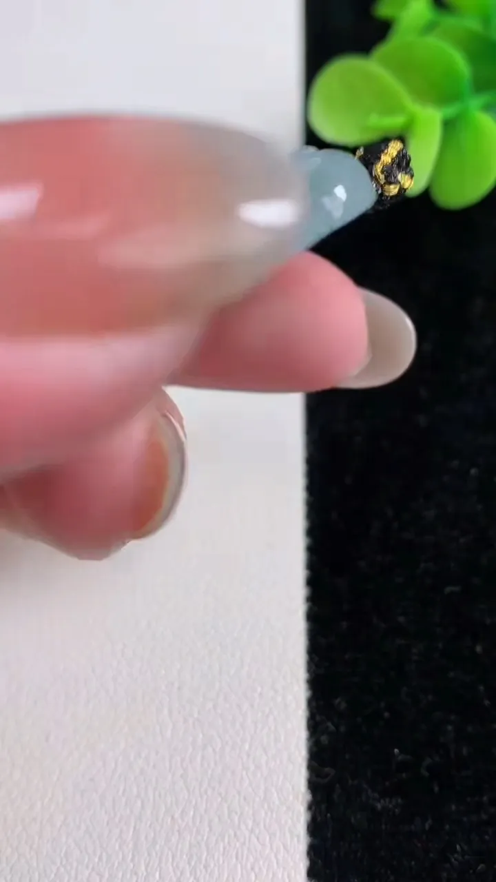 天然A货翡翠冰种飘花千手观音吊坠，尺寸52-45.2-5.5，重量:28.82g
12月14日