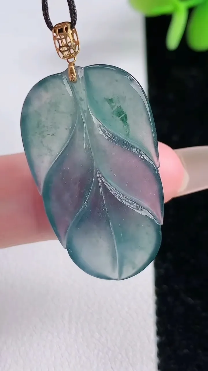 天然A货翡翠18K金蓝水金枝玉叶 叶子吊坠，尺寸38.8-19.3-4，重:5.22g
12月14日