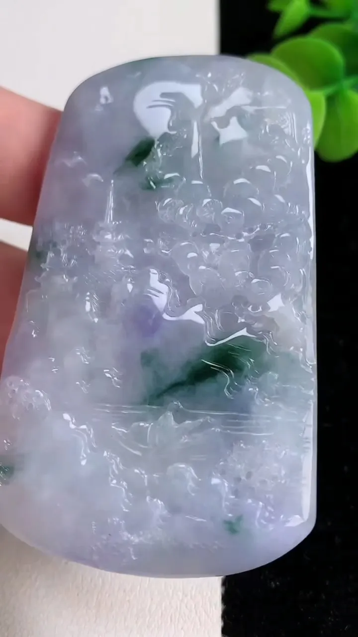 天然A货翡翠牌吊坠，尺寸68-41-4.8，重量:36.93g
12月14日