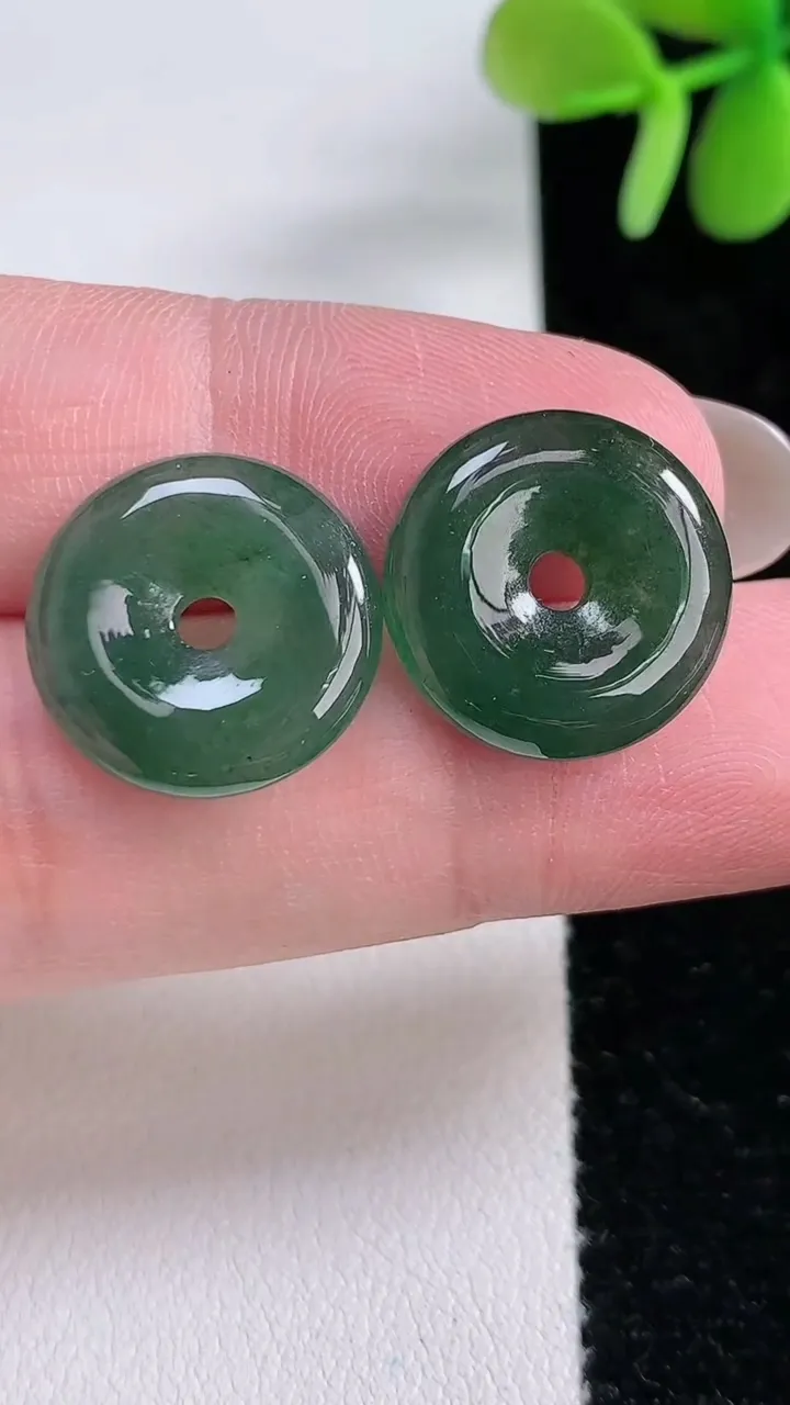 天然A货翡翠平安扣吊坠一对，尺寸16.5-3.7，重:2.39g
12月14日