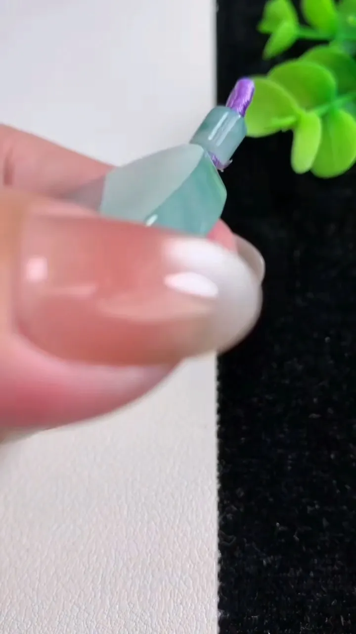 天然A货翡翠飘花无事牌吊坠，尺寸54-5.4，重量:45.34g
12月14日