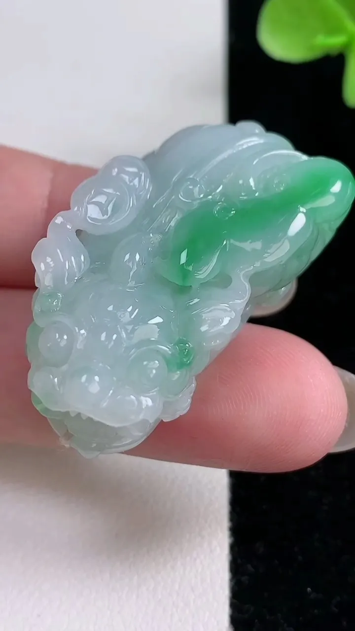 天然A货翡翠貔貅吊坠，尺寸40-21.8-14.6，重量:26.82g
12月14日