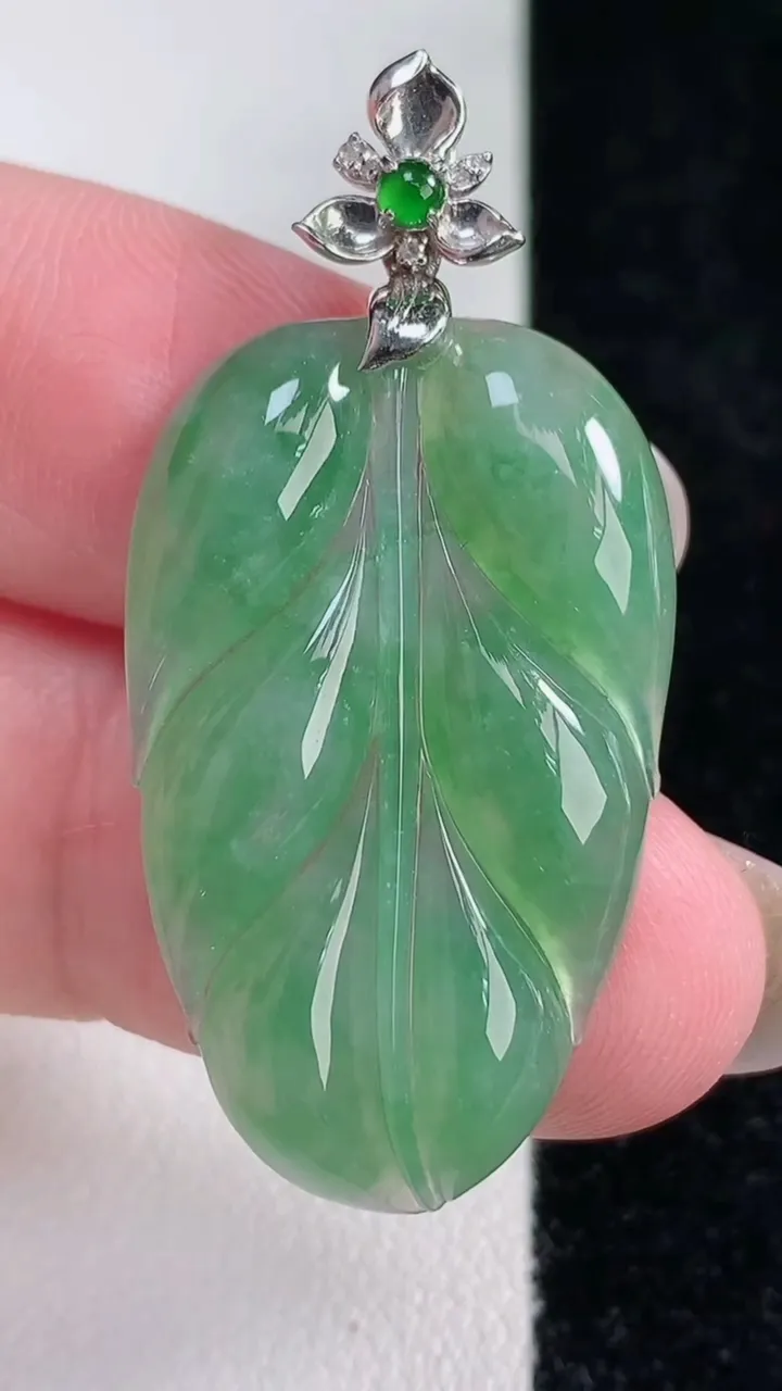天然A货翡翠金枝玉叶 叶子吊坠，尺寸32.7-20.2-3.5，重量:5.38g
12月14日