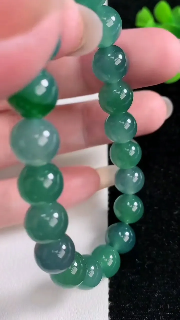 天然A货翡翠圆珠手串，尺寸9.4-20颗，重量:33.15g12月14日
工厂直销收藏佳品,种好水足，色泽均匀，有种有色，上手高大气！