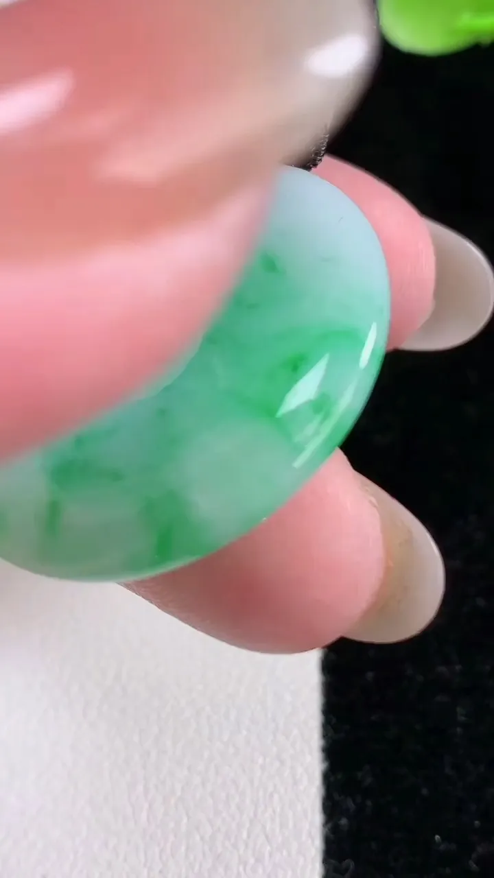 天然A货翡翠平安扣吊坠，尺寸32-5.2，重量:12.95g
12月14日