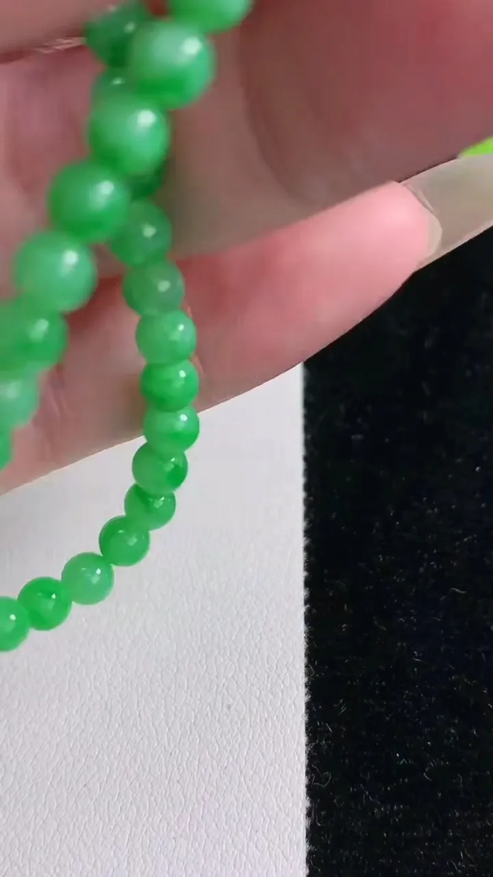 天然A货翡翠圆珠手串，尺寸4.3-38颗，重量:8.29g12月14日
工厂直销收藏佳品,种好水足，色泽均匀，有种有色，上手高大气！
