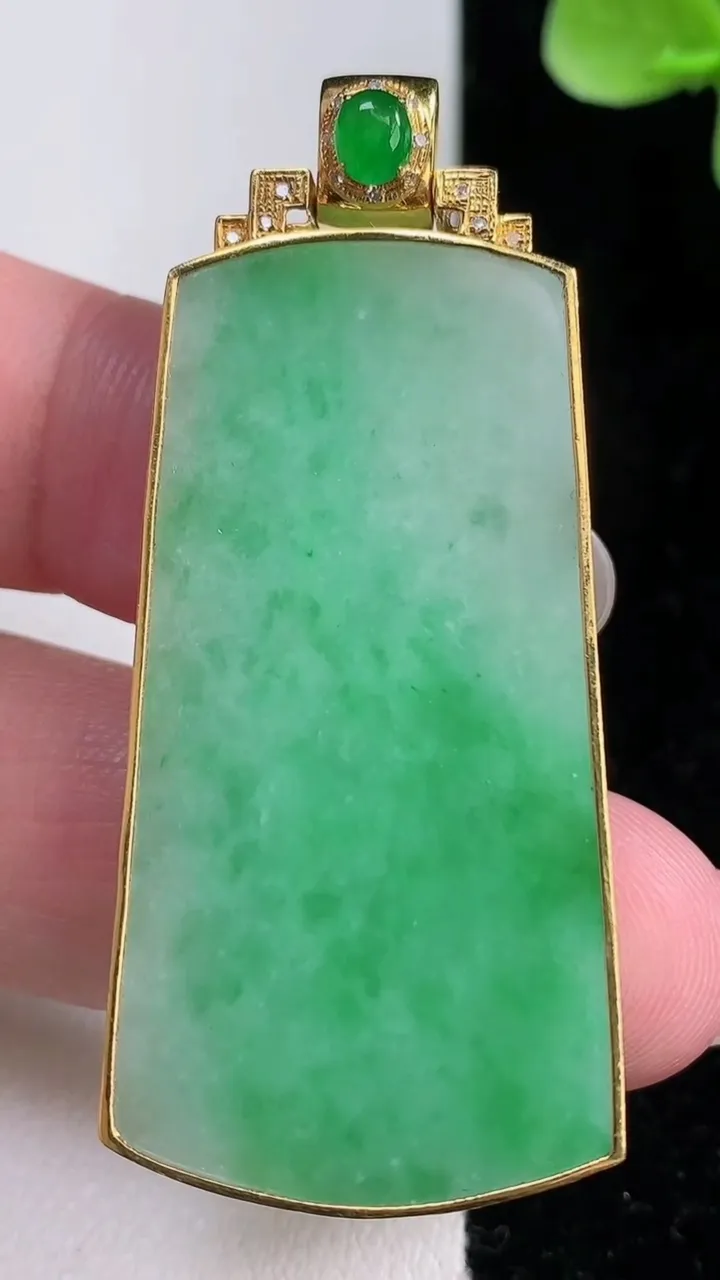 天然A货翡翠无事牌吊坠，尺寸54.6-44-24-4.8，重量:15.76g
12月14日