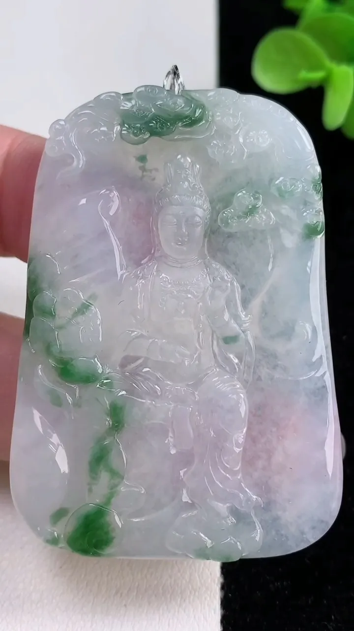 天然A货翡翠冰种飘花观音菩萨吊坠，尺寸56.6-40.2-4，重量:25.93g
12月14日