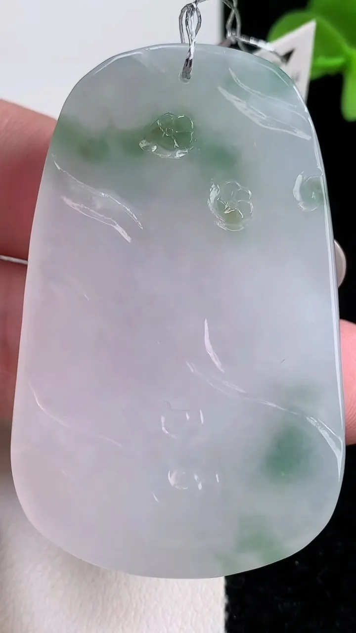 天然A货翡翠大日如来吊坠，尺寸56-35.4-9.2，重量:38.72g
12月14日