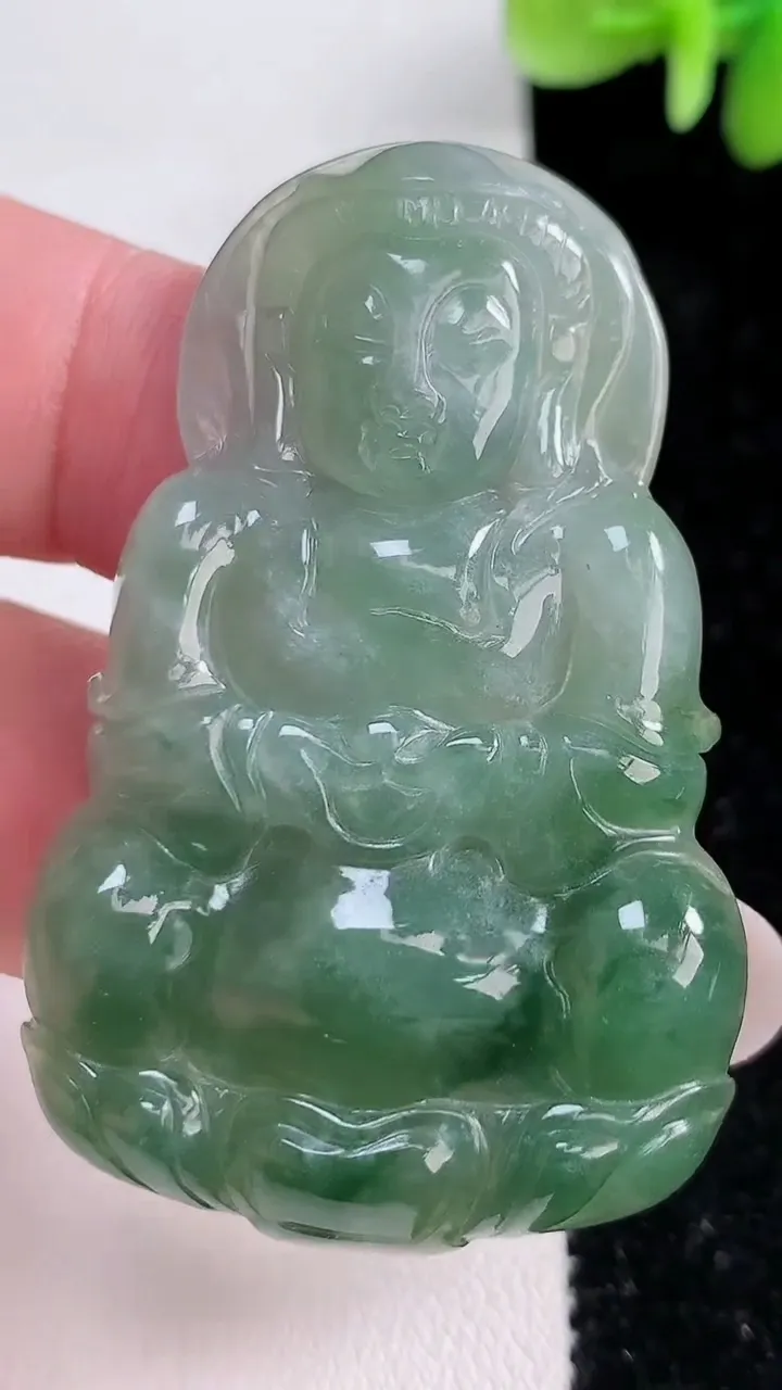 天然A货翡翠观音菩萨吊坠，尺寸52.8-34-6.3，重:18.24g
12月14日
