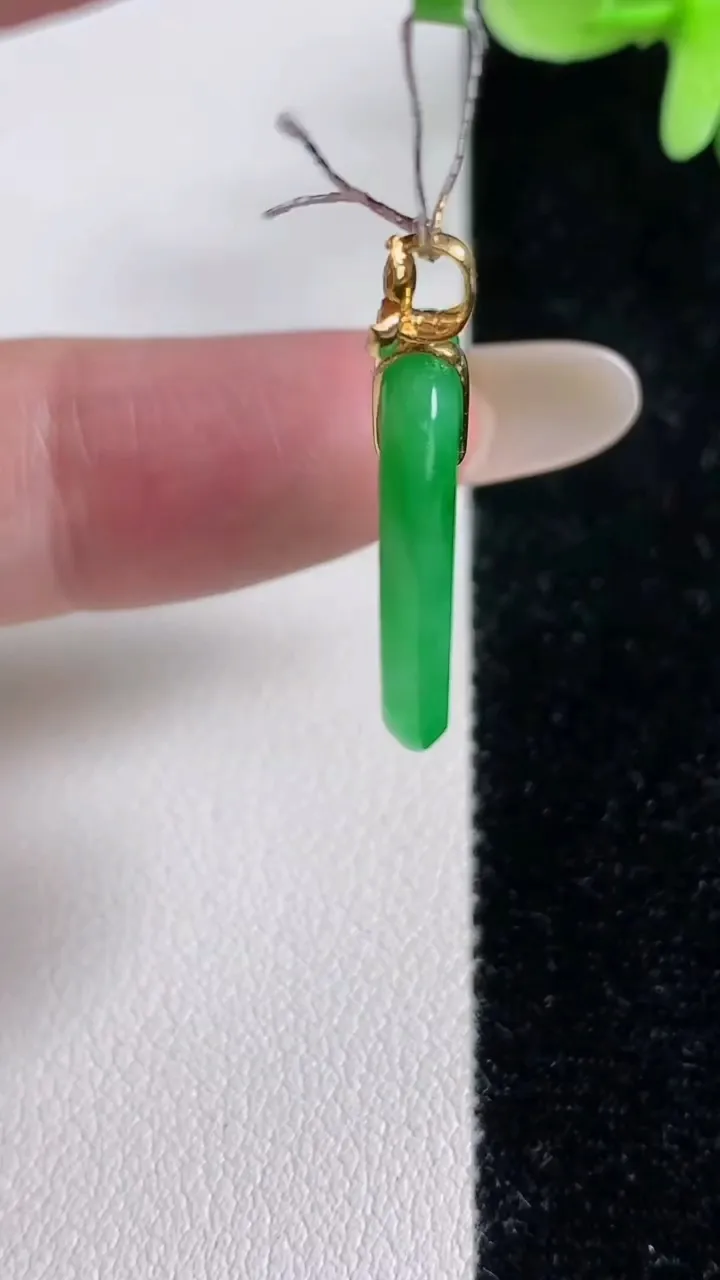 天然A货翡翠福贝吊坠，尺寸24-14.4-3，重量:3.32g
12月14日