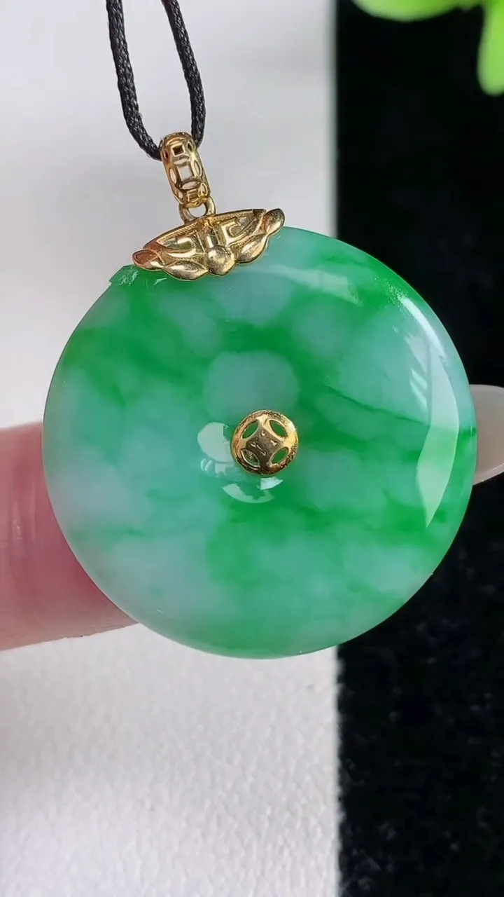 天然A货翡翠平安扣吊坠，尺寸25.6-3.5，重量:5.68g
12月14日