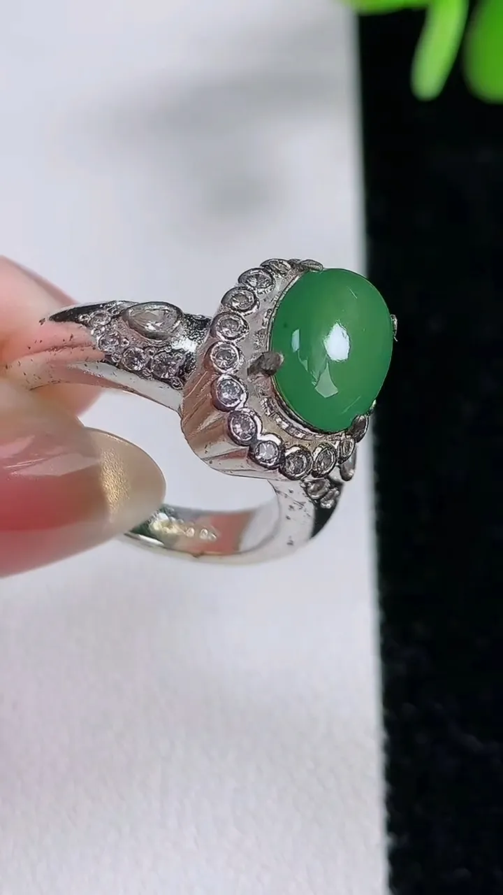 天然A货翡翠蛋面戒指，尺寸13-12，重:9.40g2025年12月14日
工厂直销收藏佳品,种好水足，色泽均匀，有种有色，上手高大气！