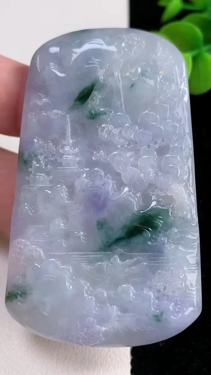 天然A货翡翠牌吊坠，尺寸68-41-4.8，重量:36.93g
12月14日