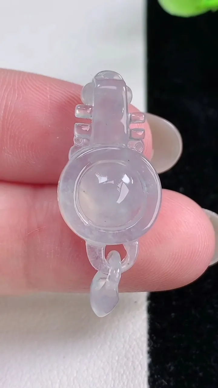 天然A货翡翠琵琶吊坠，尺寸27.8-14-5.7，重量:4.09g
212月14日