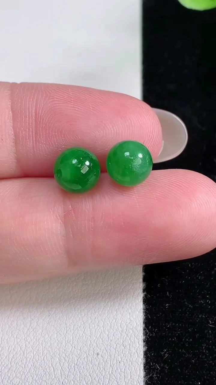 天然A货翡翠圆珠镶嵌件一对，尺寸7.3，重量:1.51g
12月14日