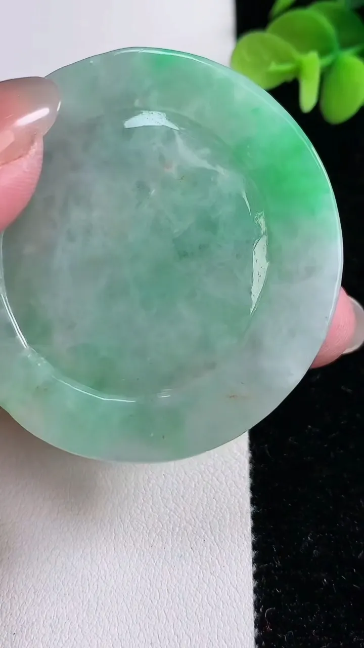 天然A货翡翠年年有余吊坠，尺寸50.8-15，重:62.69g
12月14日