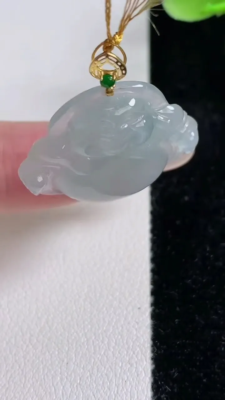 天然A货翡翠种白冰佛公吊坠，尺寸23.5-28.4-5.7，重量:5.68g
12月14日