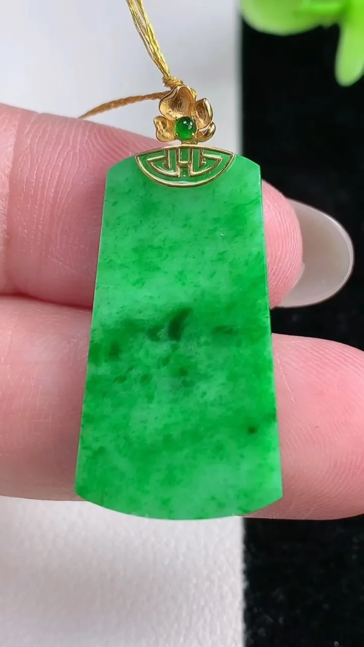 天然A货翡翠无事牌吊坠，尺寸29.7-16.6-1.8，重量:3.17g
12月14日