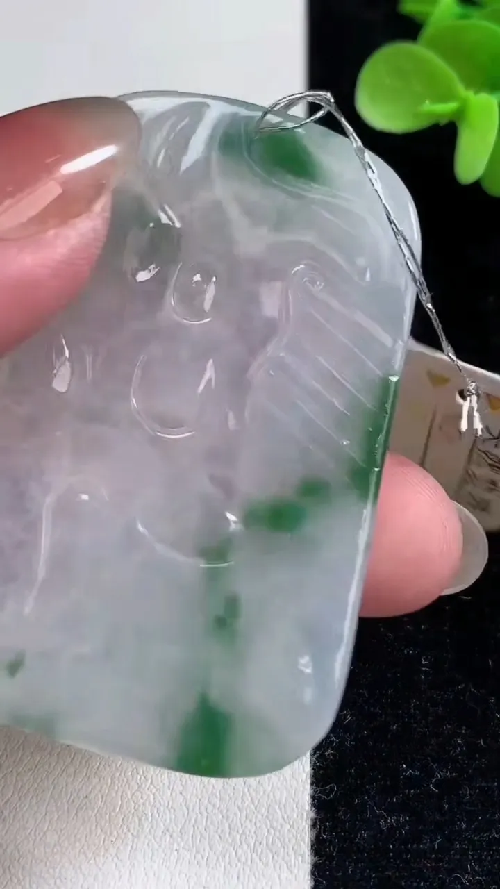 天然A货翡翠冰种飘花观音菩萨吊坠，尺寸56.6-40.2-4，重量:25.93g
12月14日