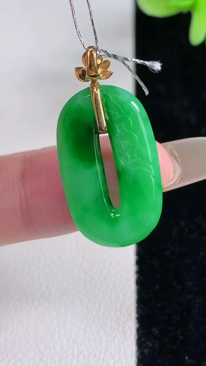 天然A货翡翠福贝吊坠，尺寸24-14.4-3，重量:3.32g
12月14日
