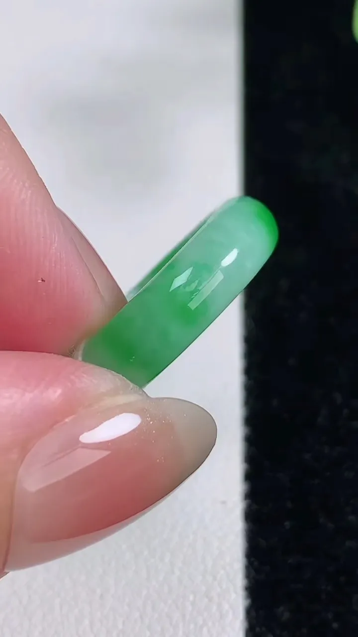 天然A货翡翠指环戒指，尺寸17-5-3，重量:3.43g2025年12月14日
工厂直销收藏佳品,种好水足，色泽均匀，有种有色，上手高大气！