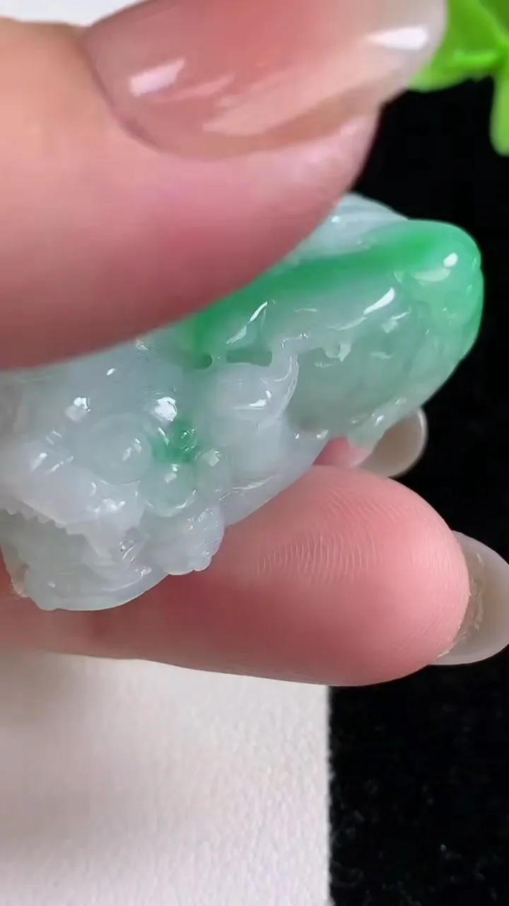 天然A货翡翠貔貅吊坠，尺寸40-21.8-14.6，重量:26.82g
12月14日