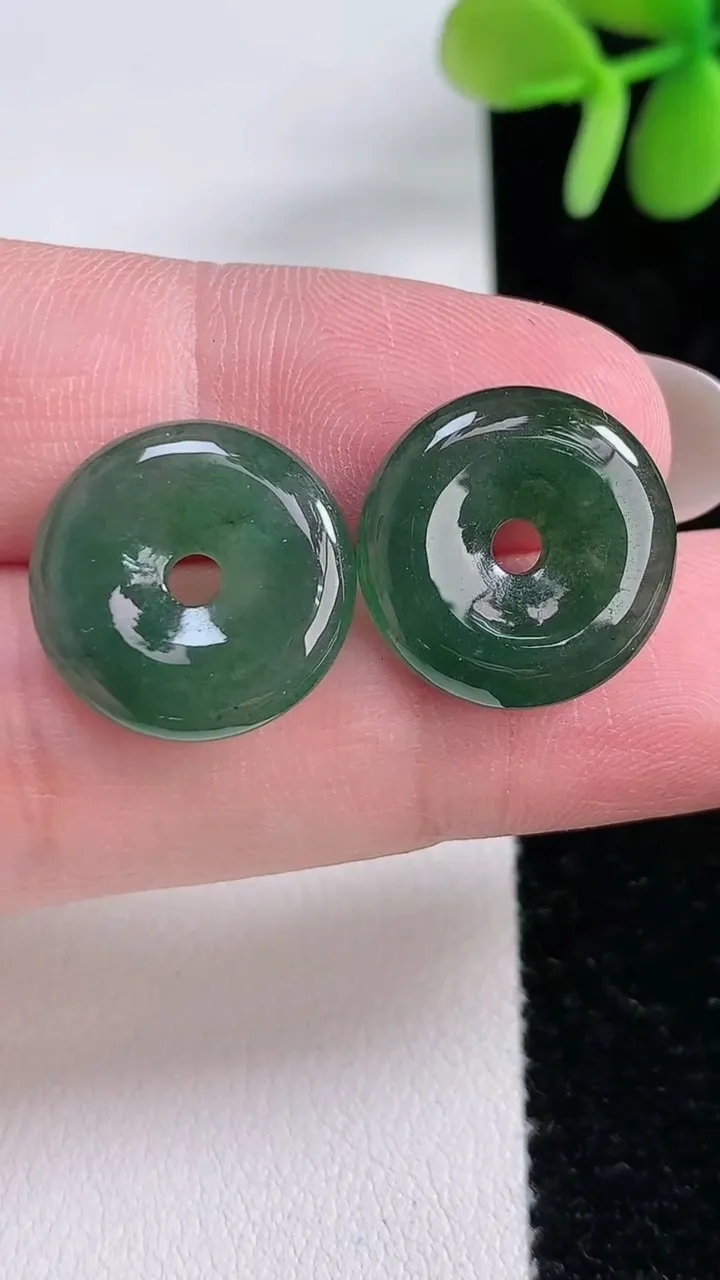天然A货翡翠平安扣吊坠一对，尺寸16.5-3.7，重:2.39g
12月14日