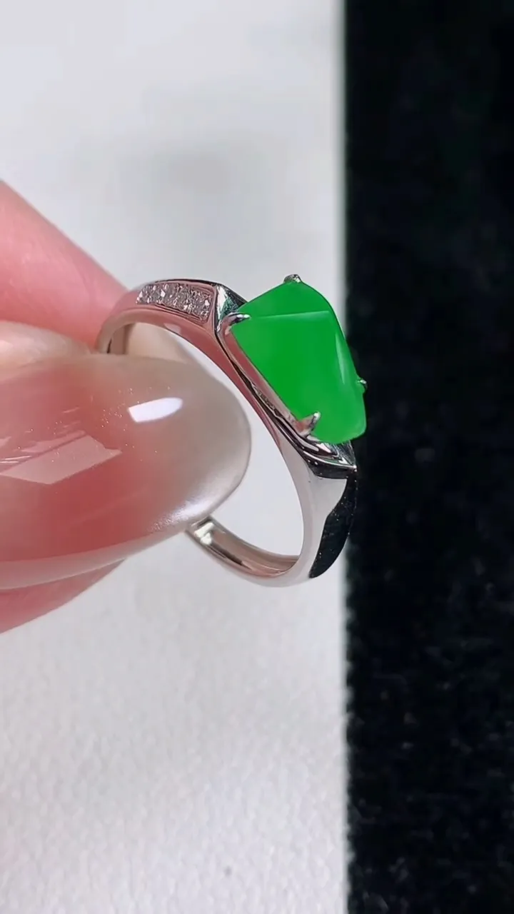 天然A货翡翠随形戒指，尺寸17.6-8.4-5-7.2，重量:1.98g2025年12月14日
工厂直销收藏佳品,种好水足，色泽均匀，有种有色，上手高大气！