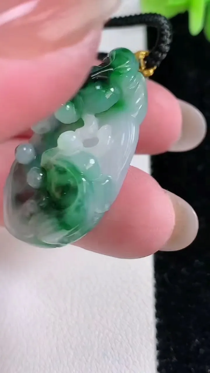 天然A货翡翠年年有余吊坠，尺寸37-23.8-10.2，重:11.36g
12月14日