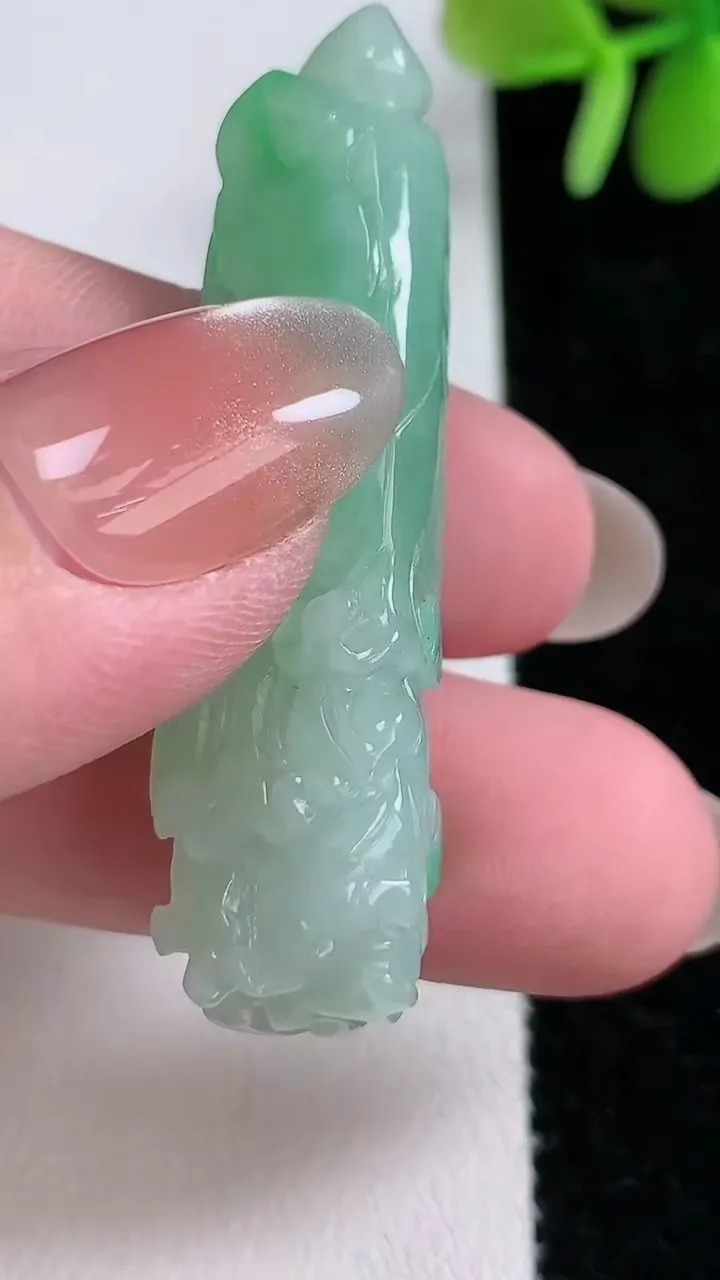 天然A货翡翠白菜吊坠，尺寸50.7-15-13.3，重:13.58g
12月14日