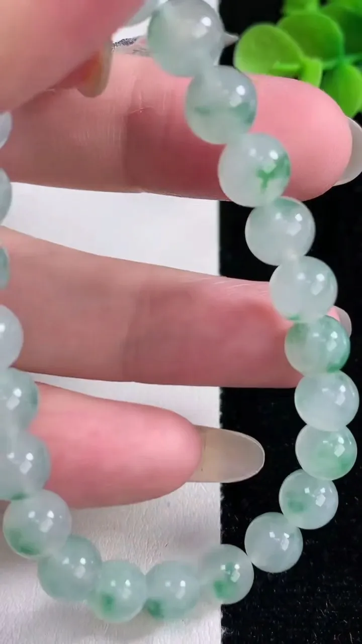 天然A货翡翠圆珠手串，尺寸7.5-24颗，重量:21.45g12月14日
工厂直销收藏佳品,种好水足，色泽均匀，有种有色，上手高大气！