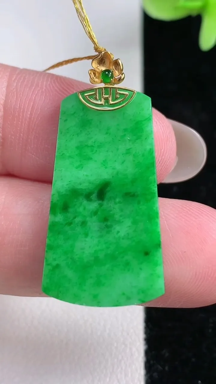 天然A货翡翠无事牌吊坠，尺寸29.7-16.6-1.8，重量:3.17g
12月14日