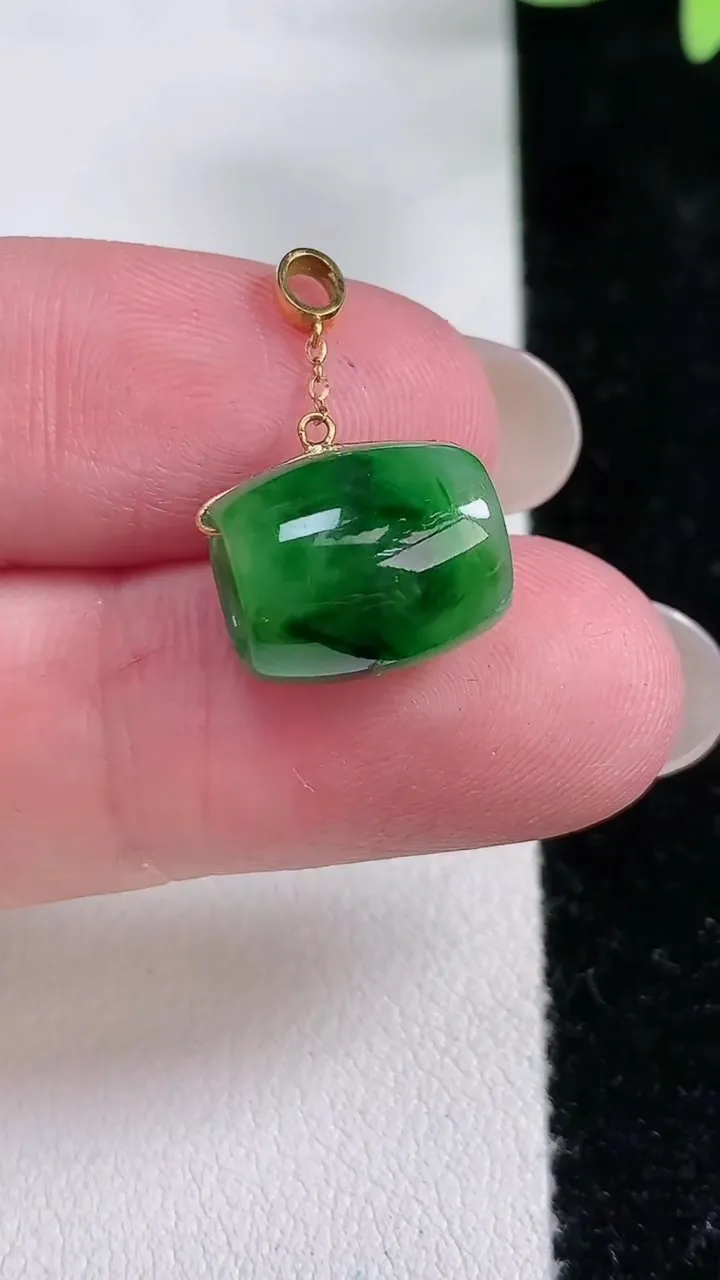 天然A货翡翠路路通吊坠，尺寸15.6-10.3，重:1.90g
12月14日
