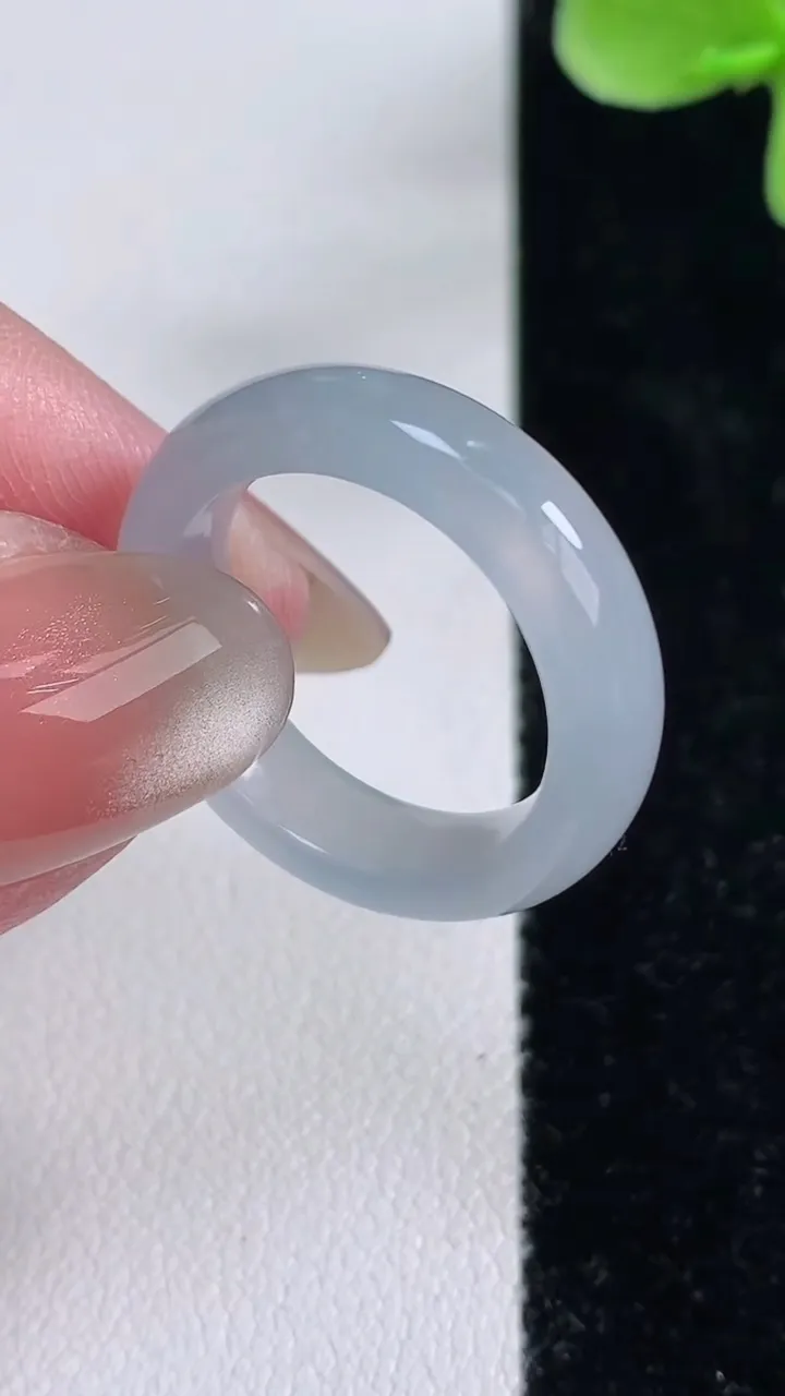 天然A货翡翠紫罗兰指环戒指，尺寸17.8-5.3-3.4，重量:4.02g2025年12月14日
工