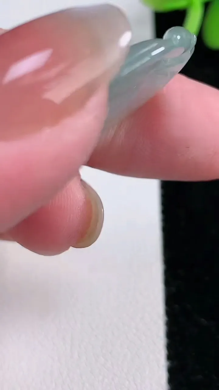 天然A货翡翠金枝玉叶 叶子吊坠，尺寸44-20.6-4，重:6.82g
12月14日