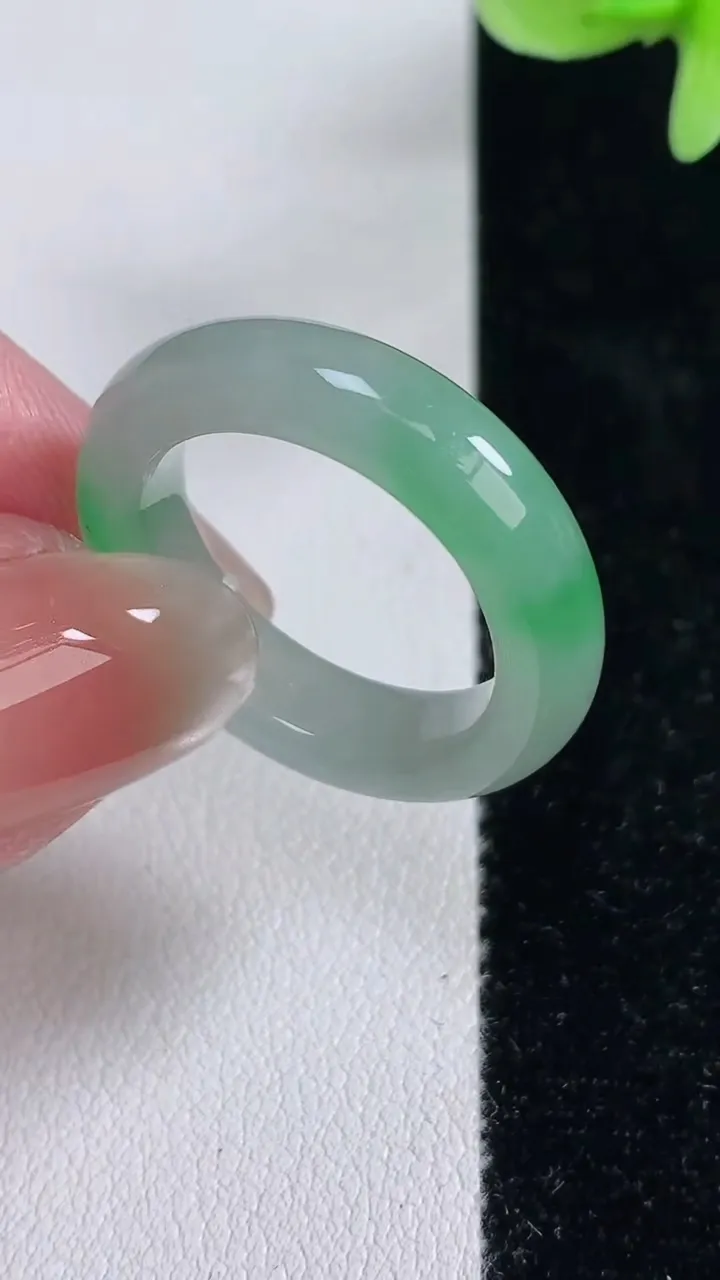 天然A货翡翠指环戒指，尺寸19.5-5.8-4，重量:5.59g2025年12月14日
工厂直销收藏佳品,种好水足，色泽均匀，有种有色，上手高大气！