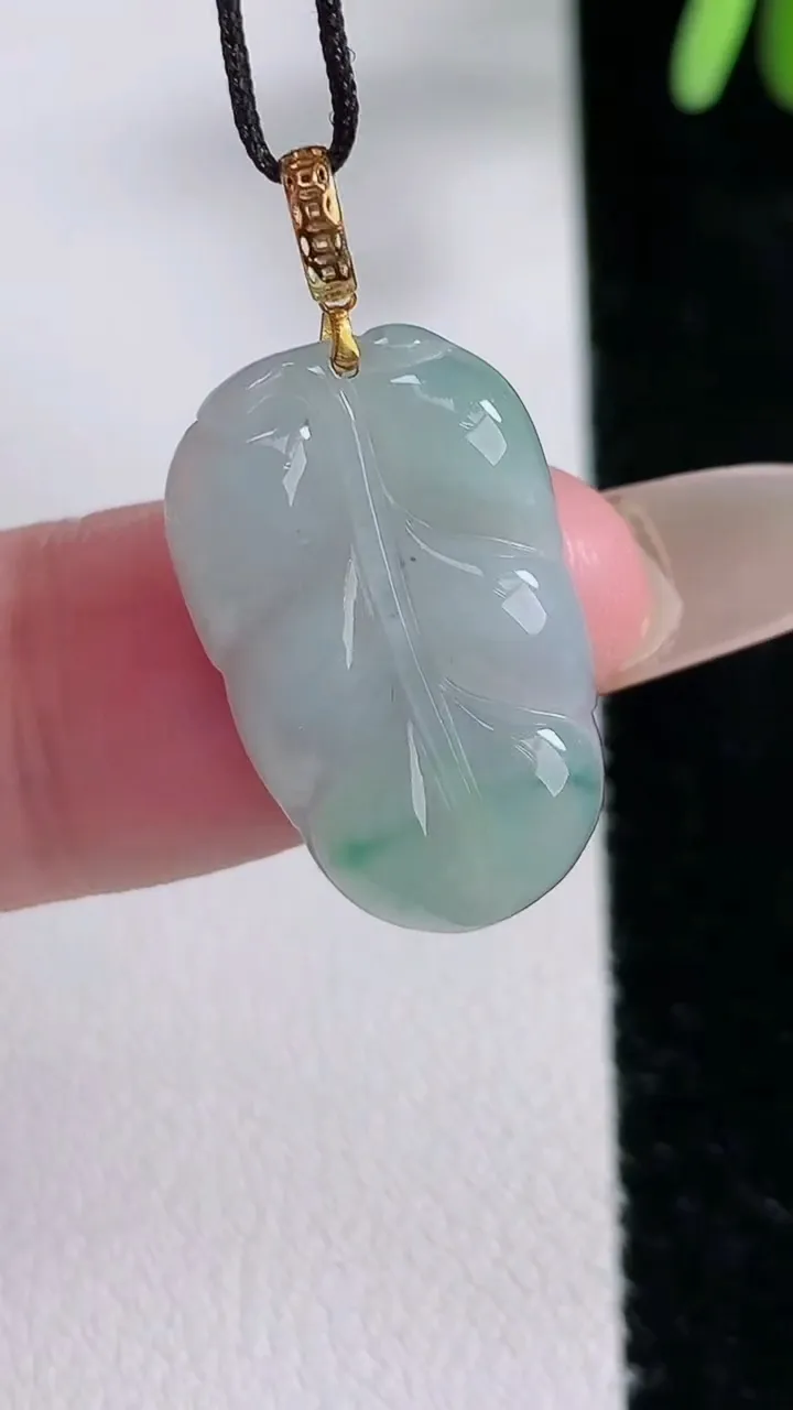 天然A货翡翠18K金飘花金枝玉叶 叶子吊坠，尺寸22.6-14-3.4，重:2.15g
12月14日