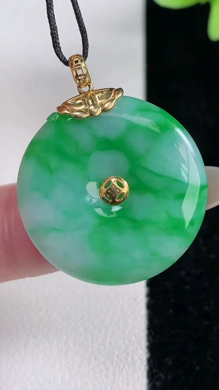 天然A货翡翠平安扣吊坠，尺寸25.6-3.5，重量:5.68g
12月14日