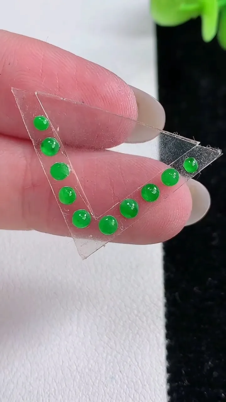 天然A货翡翠蛋面镶嵌件一手，尺寸3，重:0.47g
12月14日